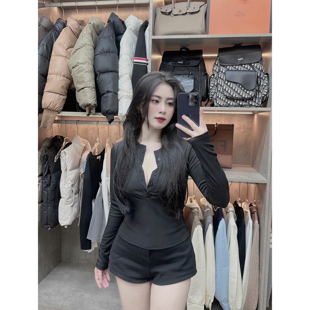 Áo thun nữ tay dài cúc ngực ôm body cực xịnh HiiNCloset - 109 | BigBuy360 - bigbuy360.vn