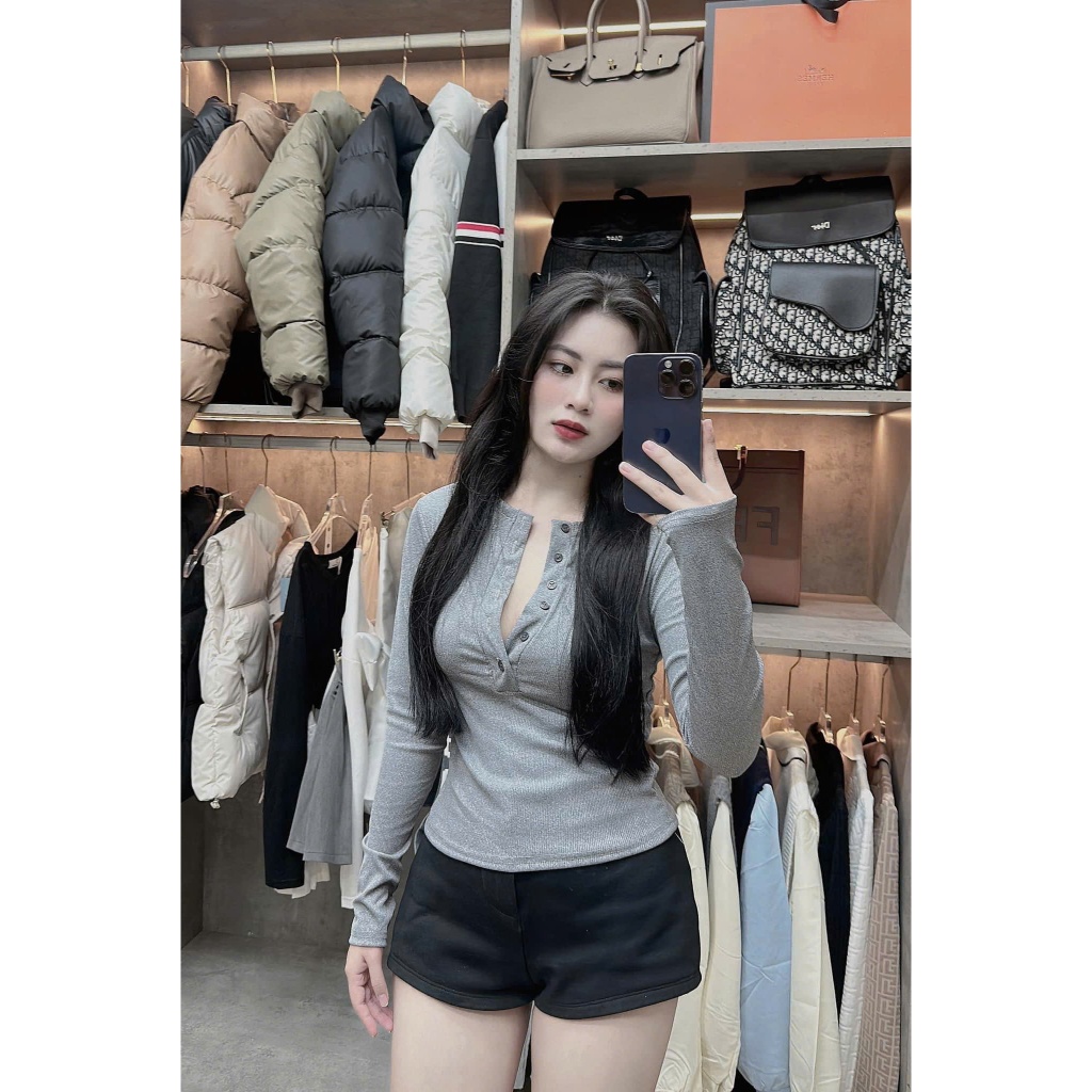 Áo thun nữ tay dài cúc ngực ôm body cực xịnh HiiNCloset - 109 | BigBuy360 - bigbuy360.vn