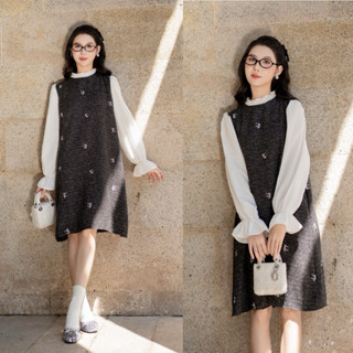  Emily Dress - Váy dạ text thêu nơ phối tay trắng cổ bèo dáng suông basic dễ mặc hàng ngày đi làm hoặc đi chơi 