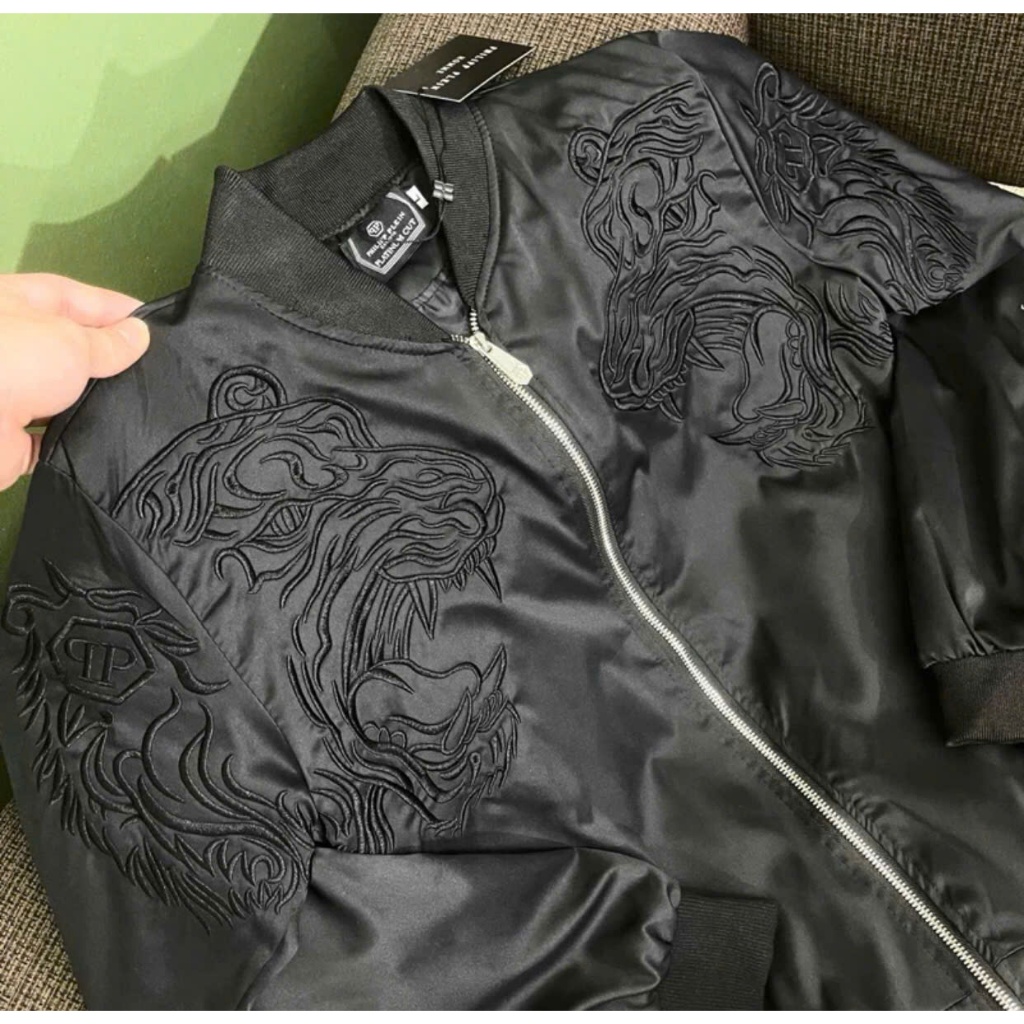 Áo Khoác Bomber Gió Philip Plein Thêu Hinh Hổ Vằn Hai Bên Ngực Phối Tag Logo Sắt Sau Lưng 2 Lớp Dầy Dặn Boy Phố 2024