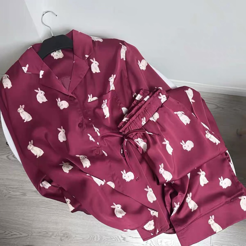 Bộ Mặc Nhà Pyjamas Gelato Pique Hoạ Tiết Thỏ Rựou Vang BST New Year Chất Satin Siêu Mềm Mướt (Full T