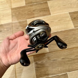 Máy Câu Lure Ngang Daiwa Bass X100HL New 2024, Giá Tầm Trung, Bạc Đạn Chống Rỉ, Kháng Mặn Tốt Đi Câu Bắt Cá