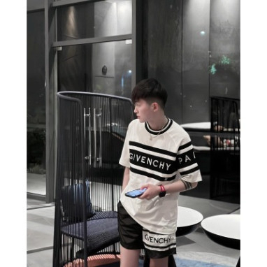Bộ Đồ Nam Cộc Tay Mặc Hè In GIVENCHI Phối Hai Màu Đen Trắng . Bộ Thể Thao Cho Các Boy Phố Mặc Đi Chơi Đi Biển Hot
