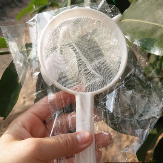 rây nhựa trắng dùng lọc trà và nấm kefir