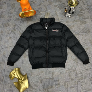 Áo phao nam nữ Bé Lan ngực lưng in chữ trắng gạch sóng uốn lượn túi áo đính cúc đen