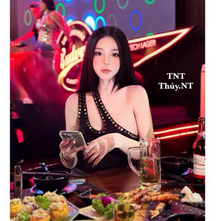 Bodysuit lệch vai đinh tán , quần sooc da đai hồng