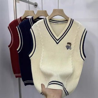 ÁO GILE LEN NỮ CỔ V VIỀN KẺ HOẠ TIẾT THÊU GẤU NGỰC PHONG CÁCH HÀN QUỐC, ÁO GHI LÊ LEN CỔ TIM, ÁO LEN DỆT KIM KHÔNG TAY