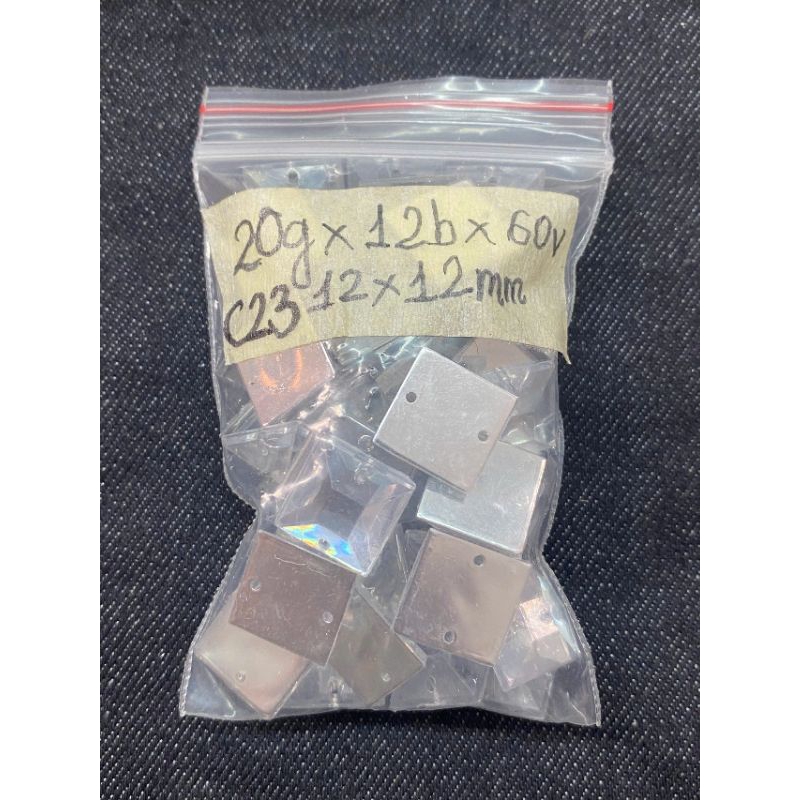 Mã C23 hạt nhựa hình vuông