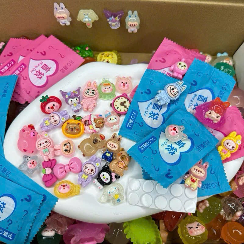 Túi mù charm siêu dễ thương hot trend hoạ tiết là các labubu, capybara, loopy, gấu dâu, sanrio, bọt 