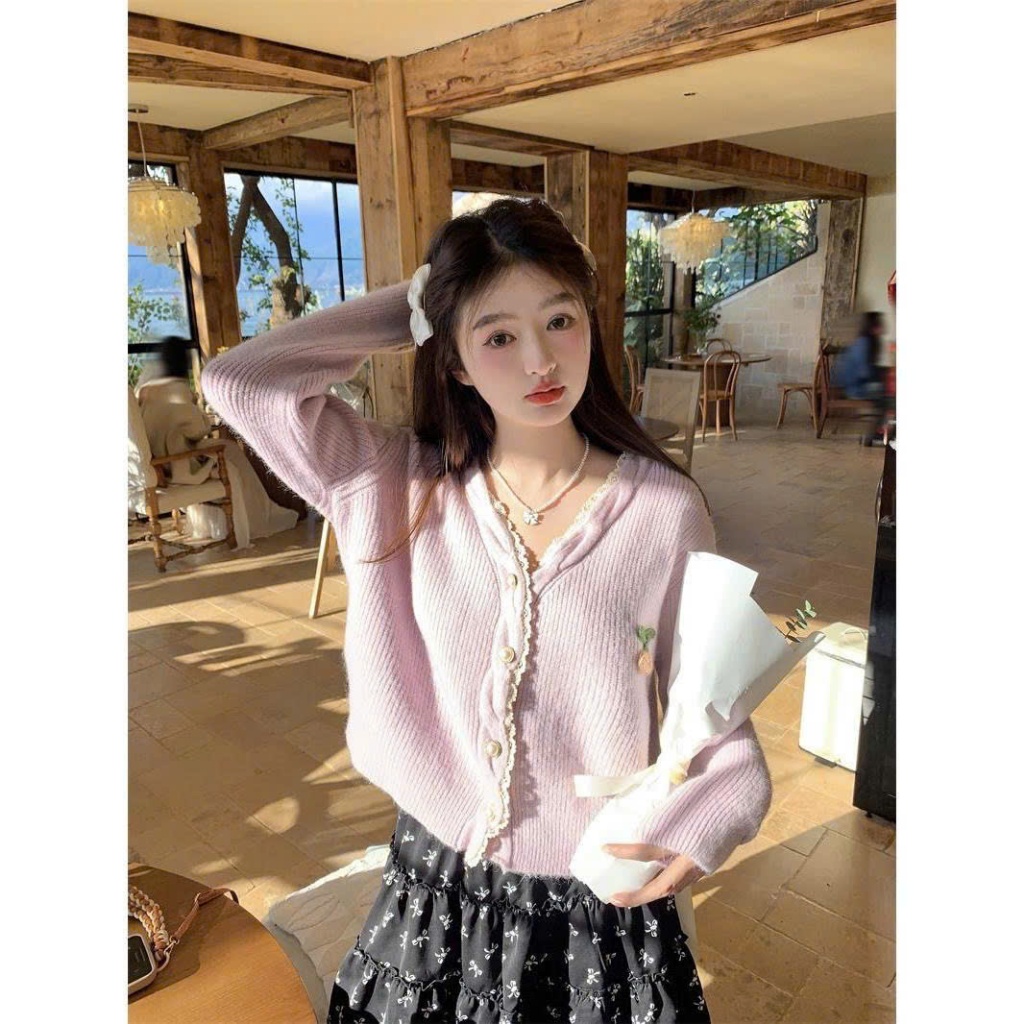 Áo cardigan hồng Yummy có hoa thêu, Áo khoác len caridgan dáng ngắn phong cách ngọt ngào | BigBuy360 - bigbuy360.vn