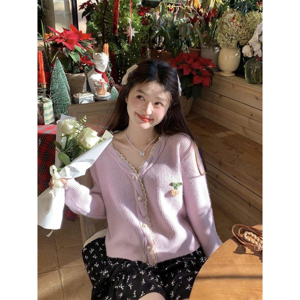 Áo cardigan hồng Yummy có hoa thêu, Áo khoác len caridgan dáng ngắn phong cách ngọt ngào | BigBuy360 - bigbuy360.vn
