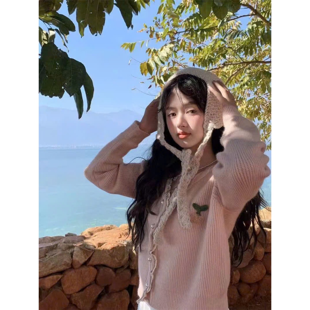 Áo cardigan hồng Yummy có hoa thêu, Áo khoác len caridgan dáng ngắn phong cách ngọt ngào | BigBuy360 - bigbuy360.vn