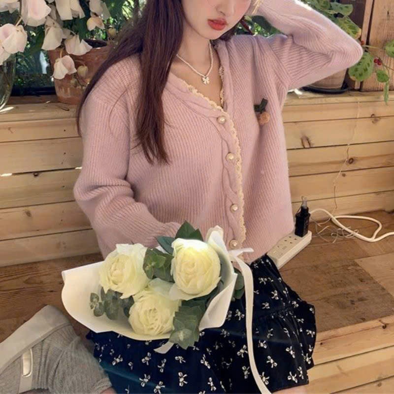 Áo cardigan hồng Yummy có hoa thêu, Áo khoác len caridgan dáng ngắn phong cách ngọt ngào | BigBuy360 - bigbuy360.vn