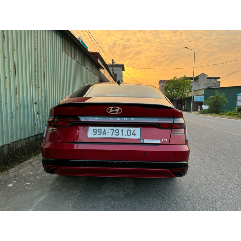 đuôi gió accent 2024