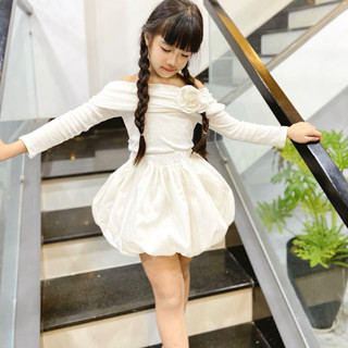 Bộ chân váy bí áo trắng cotton trễ vai kèm bông hoa cách điệu cho bé gái đi chơi đi tiệc