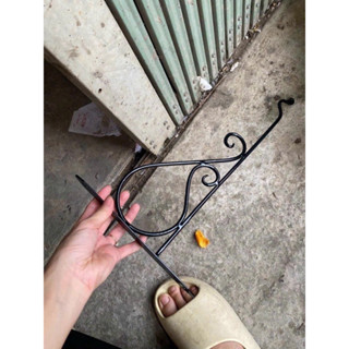 Móc cheo tường hoa văn đen chất liệu sắt-móc gắn tường cheo lồng chim dài 35cm