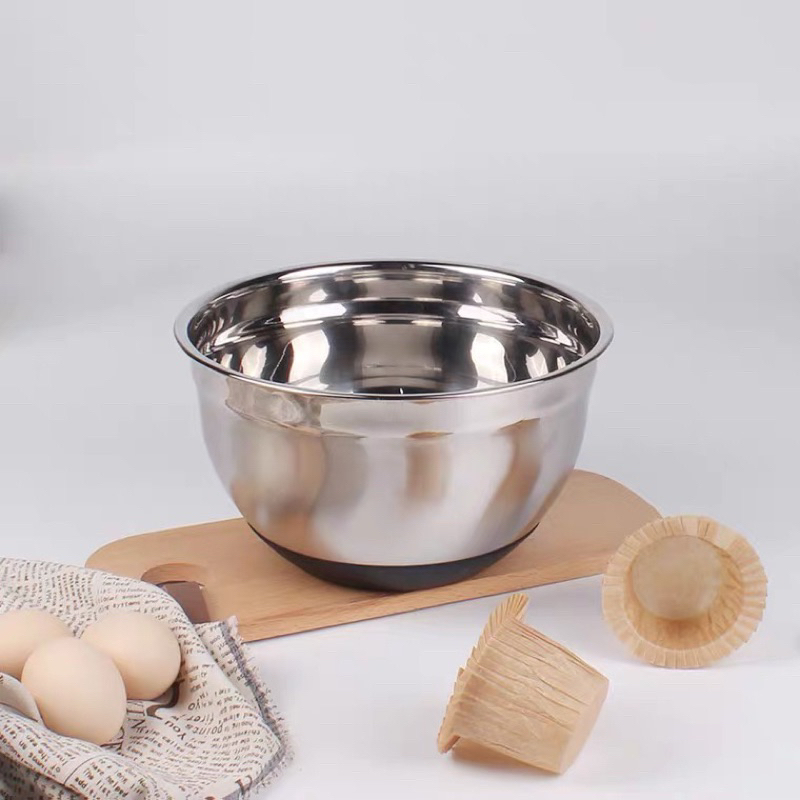 Tô trộn bột - Âu đánh trứng