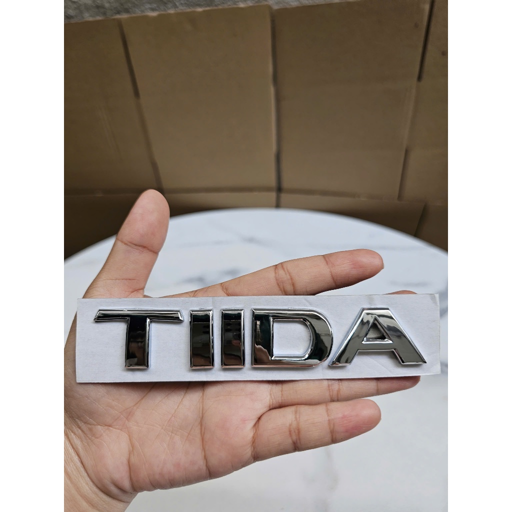 Chữ nổi TIIDA được dán phía sau xe Nissan TIIDA