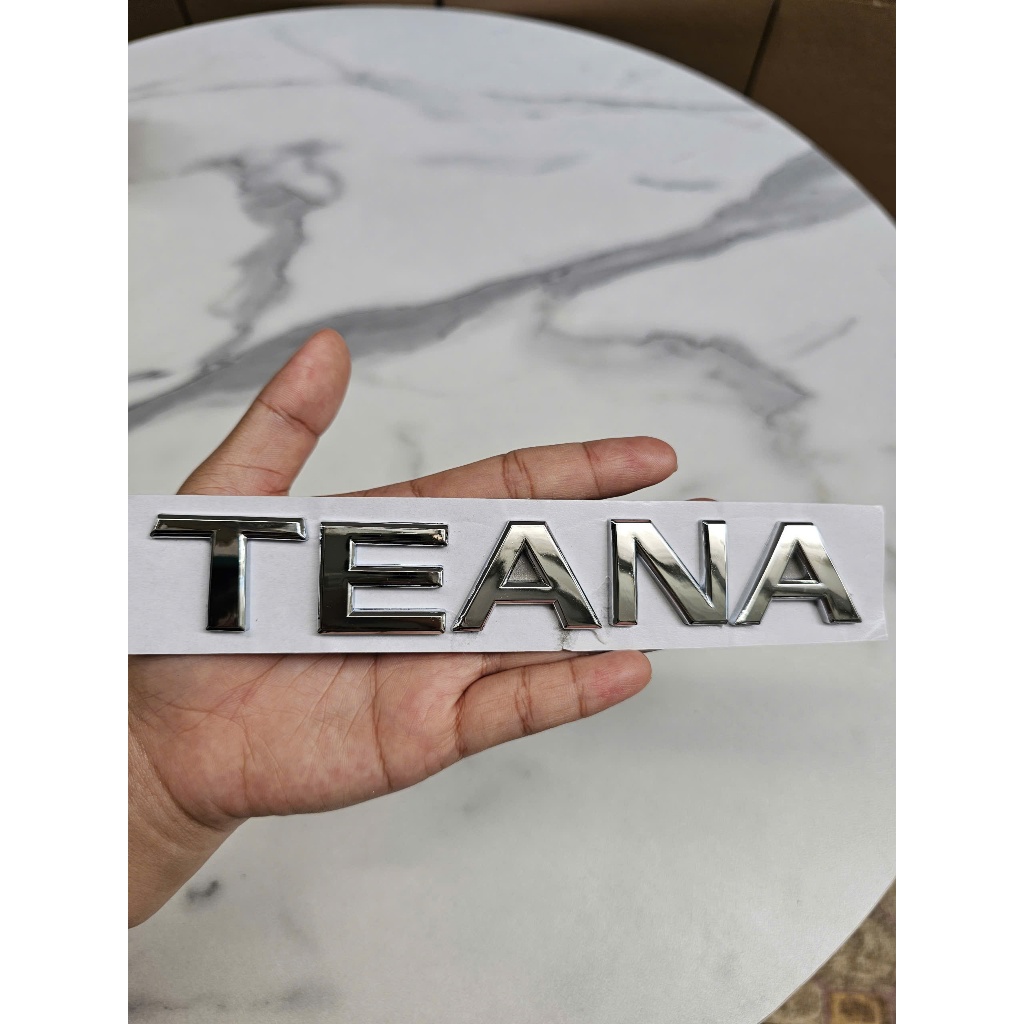 Chữ nổi Teana được dán phía sau xe Nissan Teana