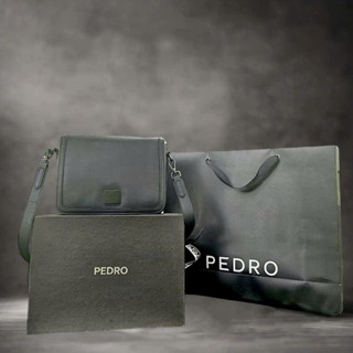 Túi nam đeo chéo Pedro nắp gập da trơn màu đen size 24