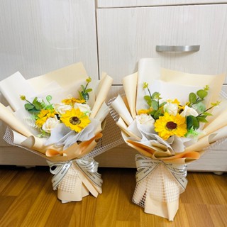  Bó hoa hồng + hướng dương sáp  tặng kèm túi kiếng  quà sinh nhật tốt nghiệp kỷ niệm,... 