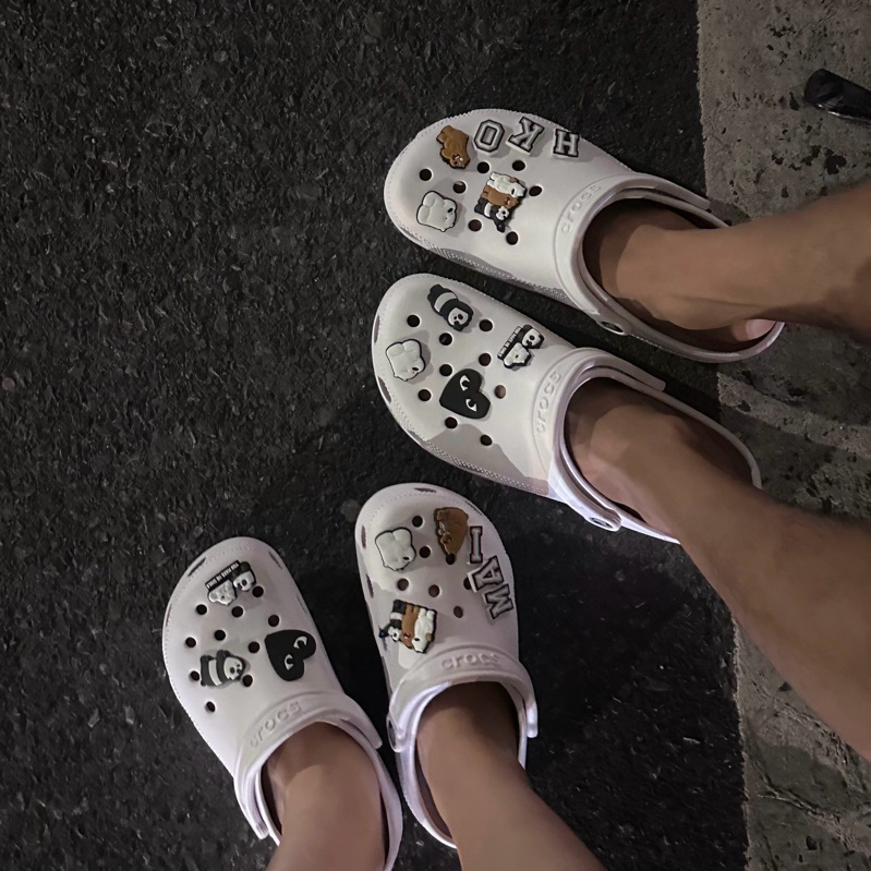  MEOXINHSTUDIO  Ảnh Thật   Dép Crocs Classic Gắn Charm Tên Riêng Theo Yêu Cầu Tặng Kèm 10 Charm Random + 6 Charm Tự Chọn  