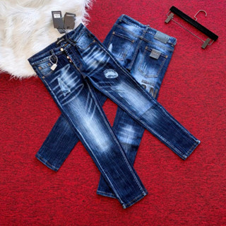 Quần jean bò nam Dsq2 đính 4 cúc khắc chữ hãng wash loang sóng rách xước mông in chữ icon đen