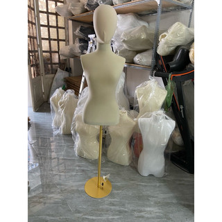 Manocanh đội tóc giả