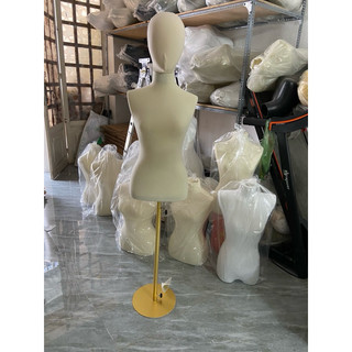 Manocanh đội tóc giả
