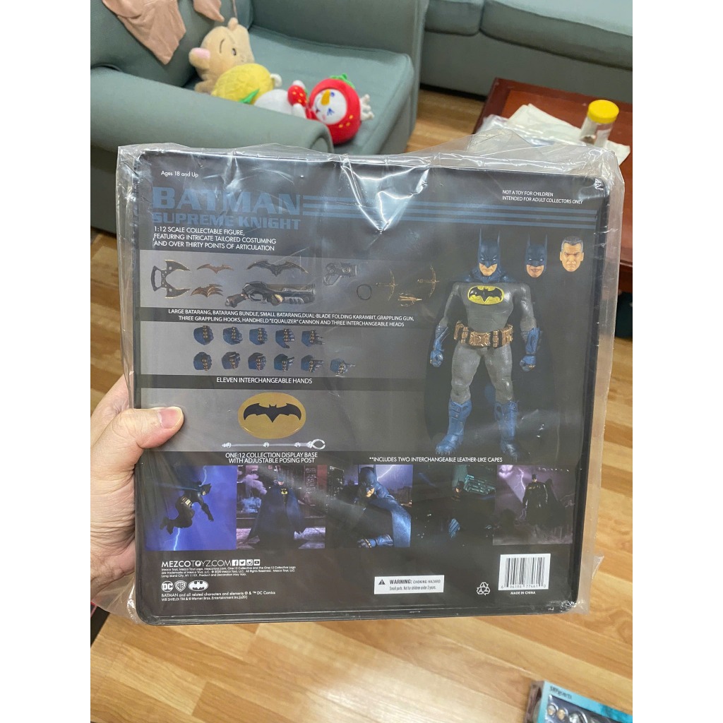 Mô hình MEZCO Batman Supreme Knight (PX Preview Exclusive)