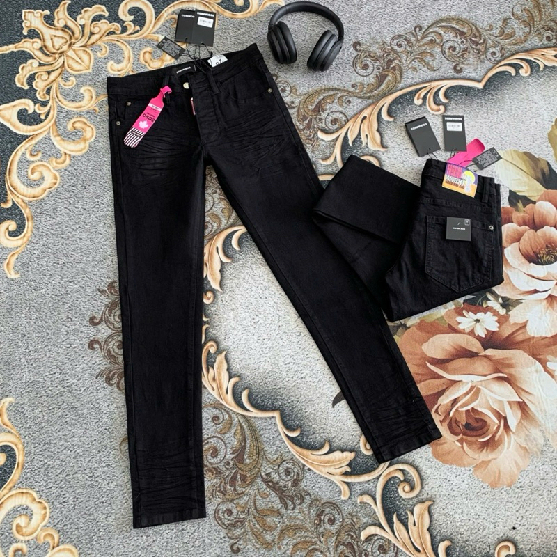 Quần jean bò nam Dsq2 nhăn sóng đen trơn basic đính 4 cúc khắc logo chữ hãng treo tem hồng