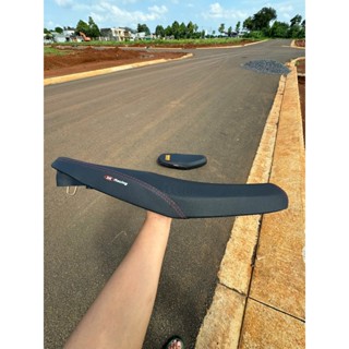 Yên 2 tầng sirius 50 - 110 - da JRP thêu chỉ đỏ