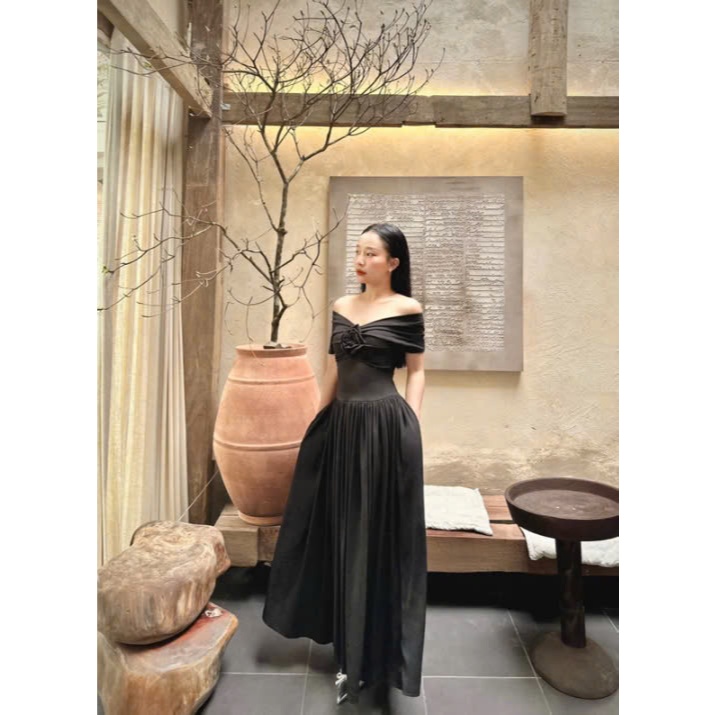 Váy Thun Hoa Hồng Trễ Vai, Tùng Xếp Ly Xoè Chất Thun Tăm Lạnh Mio Lady-  Size S _ĐEN