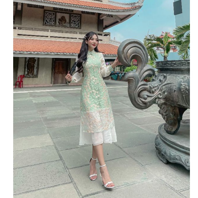 Sườn xám xanh thêu hoa...
