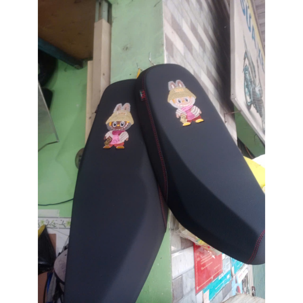 Da yên xe điện Cap-A thêu nổi LABUBU