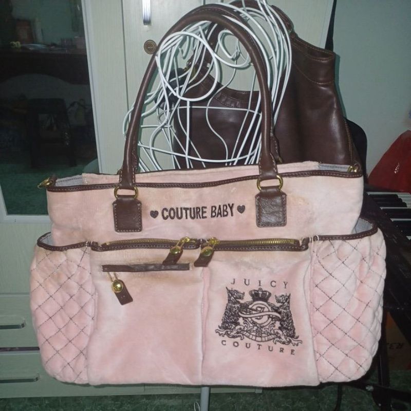 mình pass lại cái túi juicy couture baby này ạ. vì nó hơi dơ ở một số chỗ á nên mình sẽ pass rẻ lại 