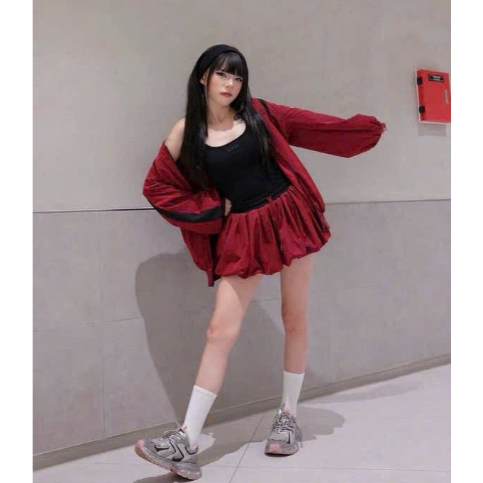 SET ÁO KHOÁC BOMBER ĐỎ TAY VIỀN ĐEN DÂY KÉO CÓ TÚI + ÁO LÓT 2 DÂY ĐEN + CHÂN VÁY ĐỎ BÍ PHỒNG LƯNG EO