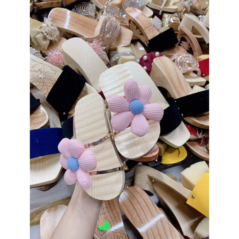 Guốc gỗ thông bông hoa điệu đà mẹ và bé - Mộc mây store ☁️
