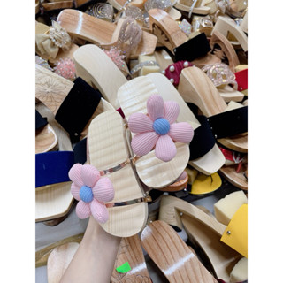 Guốc gỗ thông bông hoa điệu đà mẹ và bé - Mộc mây store ☁️