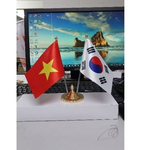 Bộ Cờ Để Taplo Xe Ô Tô Chân Đế Vàng (Loại Cắm 2 Nước Lá Cờ Tùy Chọn)