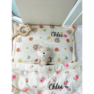  Gối sơ sinh thêu tên bé chất liệu xô muslin mềm mại chiều cao 2 cm phù hợp bé từ sơ sinh đến 1 tuổi 