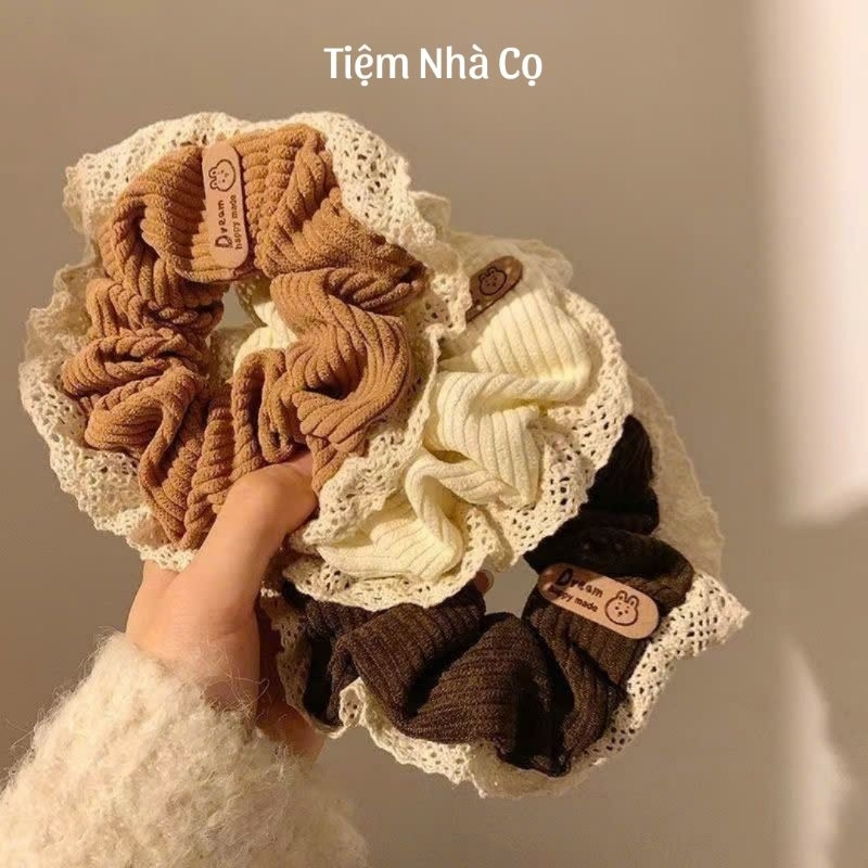 Dây Cột Tóc Scrunchies Nhung Đính Tag Gấu Viền Ren Xinh Xắn Phong Cách Hàn Quốc Tiệm Nhà Cọ