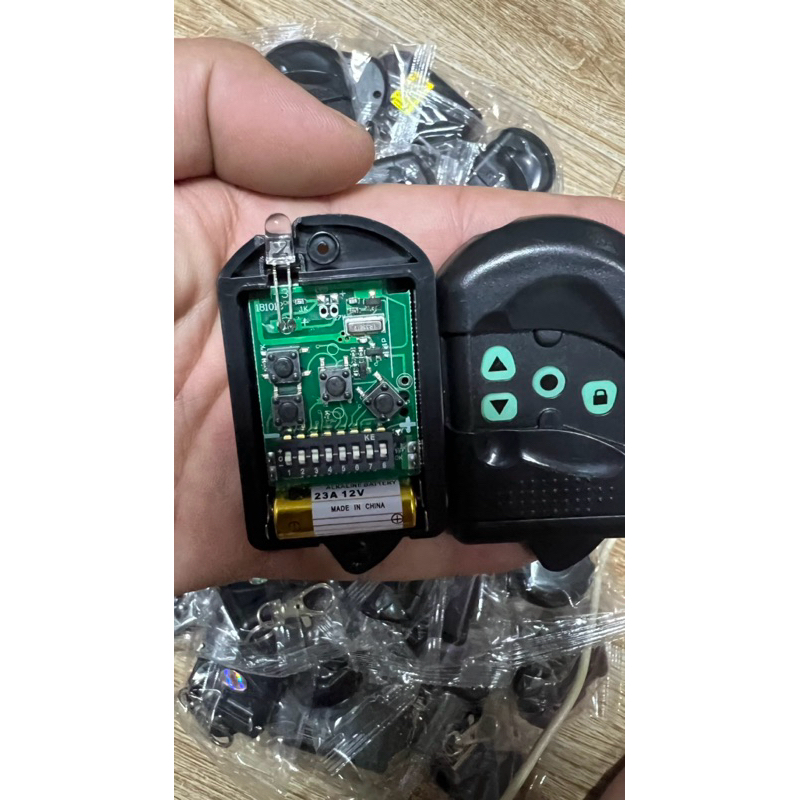 Điều Khiển Cửa Cuốn Ys-168l Tần số sóng 336mhz mã gạt 8 số