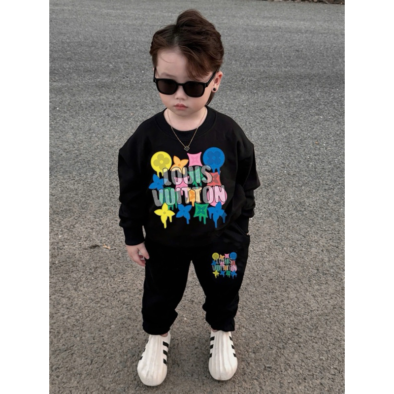  Set bộ thu đông bé trai bé gái gồm áo nỉ Sweater pphoois quần Jogger LV họa tiết monogram chất nỉ cotton COOKY KIDS 