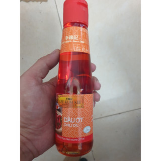 Dầu Ớt Lee Kum Kee 207ml được làm từ bột ớt cay cay, thơm ngon