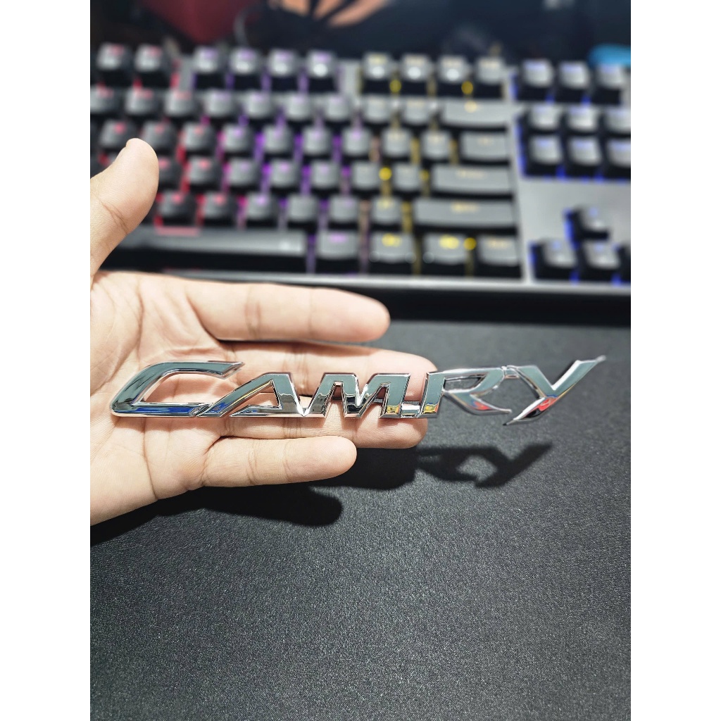 Chữ nổi Camry được dán phía sau xe Toyota Camry - trên các dòng xe Toyota Camry đời mới