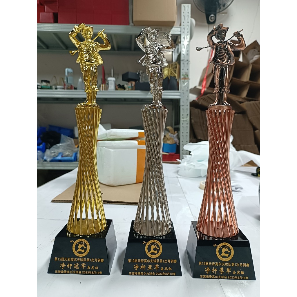 cúp người golf đế pha lê new  in tên miễn phí shop golf hồng nhung