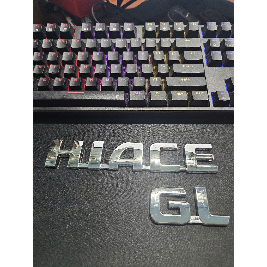 Chữ nổi HIACE được dán sau xe Toyota Hiace