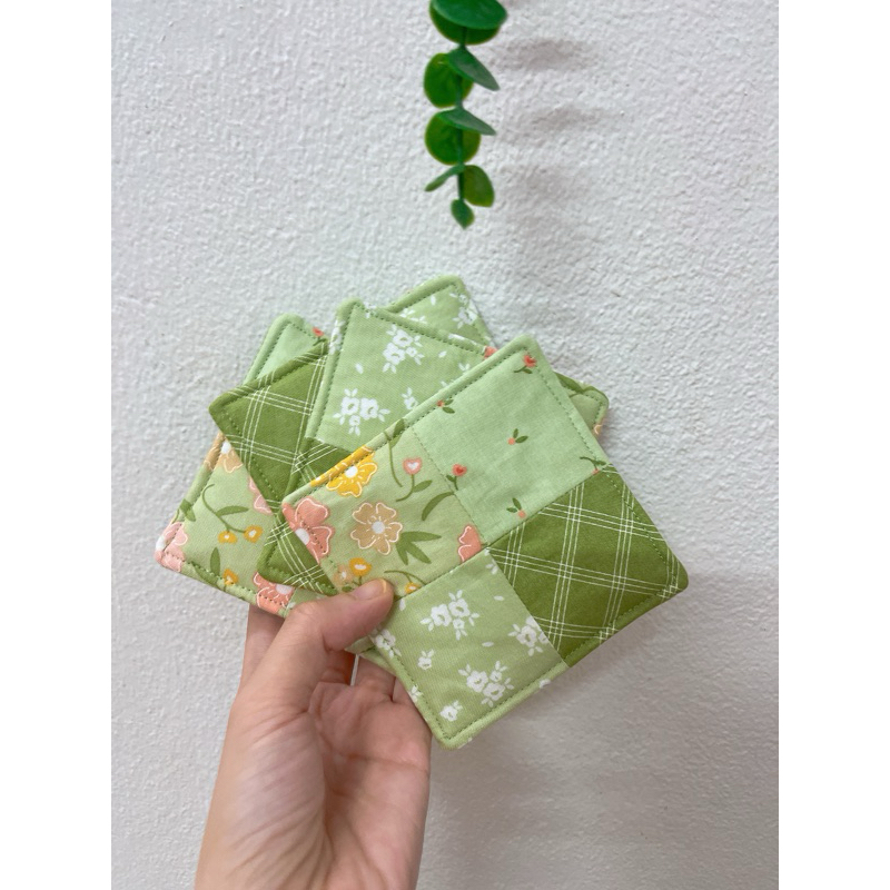 1 Lót ly ghép vải handmade (1 mặt ghép vải, 1 mặt hoạ tiết)