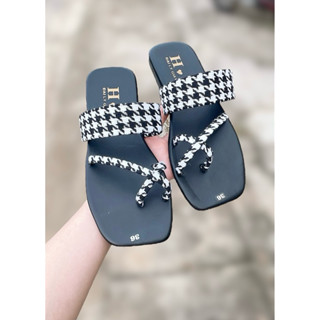 dép bệt kiểu 3 dây có 2 dây chéo trên đầu ngón và 1 dây quai ngang bằng vải nền nhám đầu vuông